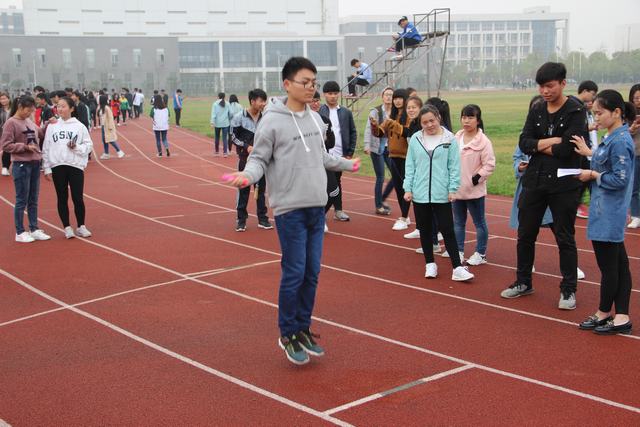 学生跳绳比赛
