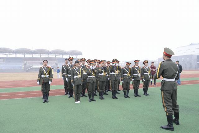 训练间隙整理服装