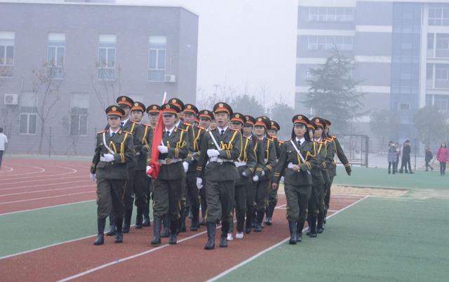 国旗护卫队向我们缓缓走来