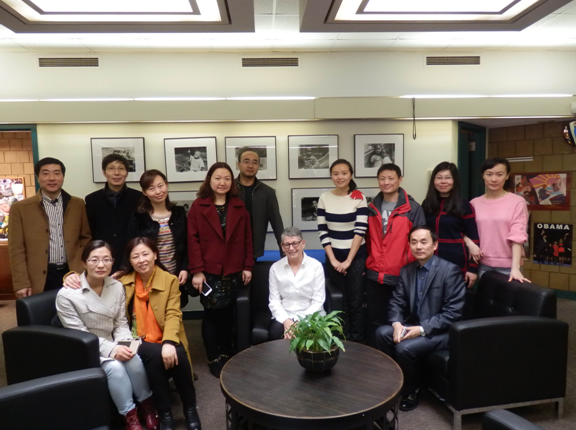 访学团成员与当地公立幼儿园园长合影